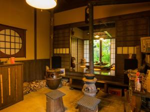 een kamer met een tafel en een raam bij Yurari Rokumyo in Yufu