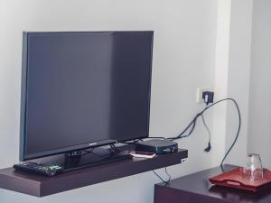 einen Flachbild-TV auf einem Regal in der Unterkunft Sky Resort Kanchanaburi in Kanchanaburi