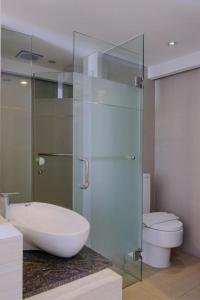 Un baño de Royal Bay Hotel Makassar