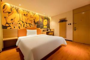 Katil atau katil-katil dalam bilik di IU Hotel Tianjin Xiqing Zhong Bei Zhen Branch