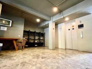 Η κουζίνα ή μικρή κουζίνα στο Dancenter The Spades Hostel
