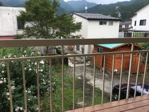 una vista dal balcone di una casa di Everyone's house Nikko みんなの家日光 a Nikko