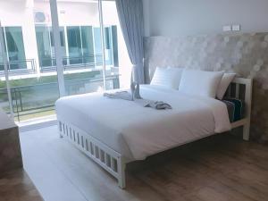 Giường trong phòng chung tại Kosit One Hotel