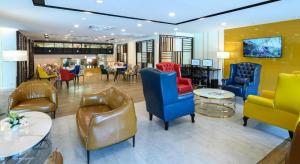 eine Lobby mit bunten Stühlen und Tischen in der Unterkunft IWISH Hotel Bangkok in Ban Bang Khen (1)