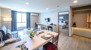 eine Küche und ein Wohnzimmer mit Tisch und Stühlen in der Unterkunft IWISH Hotel Bangkok in Ban Bang Khen (1)