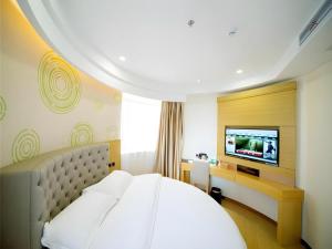 TV a/nebo společenská místnost v ubytování GreenTree Inn Zhangjiagang Yangshe Old Street Stadium