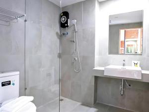 une salle de bain avec douche et lavabo dans l'établissement B2 Mukdahan Boutique and Budget Hotel, à Mukdahan 20 autres photos