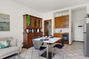 Dapur atau dapur kecil di BGY Airport Home - 2min from BGY Airport, WiFi