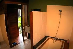 Bilik mandi di Le Bassin Erawan Resort +166 gambar