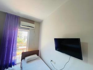 TV a/nebo společenská místnost v ubytování Bleta Rooms + 37 fotografií