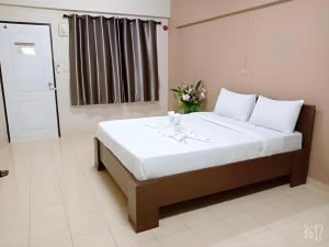 Postel nebo postele na pokoji v ubytování Capital O 75406 Hotel M Rojana