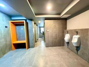 Ένα μπάνιο στο Dancenter The Spades Hostel