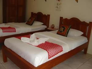 Un pat sau paturi într-o cameră la Chaya Resort