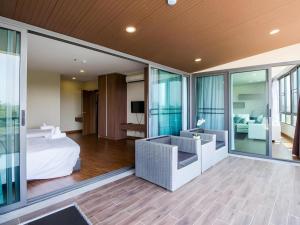 Una habitación de hotel con una cama y un sofá y una cama. en Green Valley Executive Serviced Residence, en Ban Mae Rim Nua 56 fotos más