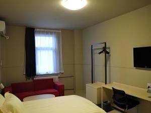 TV a/nebo společenská místnost v ubytování Jinjiang Inn Jiaozuo Gymnasium