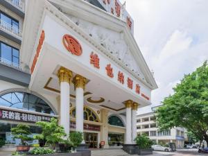 einer Fassade eines Gebäudes mit Säulen in der Unterkunft Vienna Hotel Guangxi Liuzhou Xijiang Vientiane City in Liuzhou