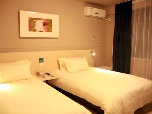 Una habitación de hotel con dos camas y una ventana. en Jinjiang Inn (Hankou Railway Station), en Wuhan 116 fotos más