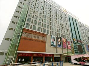 ein großes Gebäude mit nebenliegender Werbung in der Unterkunft GreenTree Inn Anhui Hefei Tongda Road Wanhuan Shopping Plaza Business Hotel in Hefei