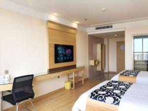 TV a/nebo společenská místnost v ubytování GreenTree Inn Urumqi Airport Tianyi International City