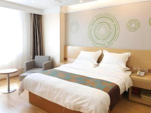Postel nebo postele na pokoji v ubytování GreenTree Inn Urumqi Airport Tianyi International City