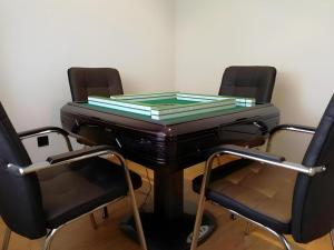 ein Tisch mit zwei Stühlen und ein Klavier in der Unterkunft GreenTree Inn Express Cangzhou Yunhe District Mingzhu Market in Cangzhou