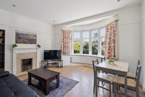 Μια τηλεόραση ή/και κέντρο ψυχαγωγίας στο 2 Bedroom Flat with Garden