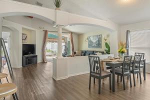 a dining room and living room with a table and chairs at Chic & Cozy Hideaway in Davenport