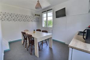 Un televizor și/sau centru de divertisment la Hôtel Le Smile +10 fotografii