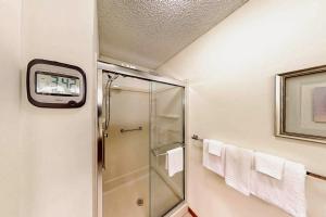 een badkamer met douche en tv bij Lakeside Bliss in Hot Springs