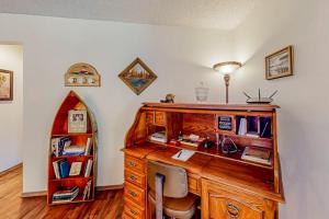 een kantoor met een houten bureau en een stoel bij Lakeside Bliss in Hot Springs