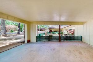een lege garage met uitzicht op een huis bij Lakeside Bliss in Hot Springs +23 foto's