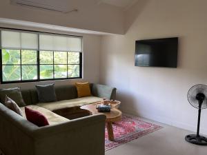 Μια τηλεόραση ή/και κέντρο ψυχαγωγίας στο 3 BDR new Apartment in PORT BARTON