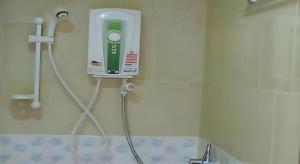 une salle d'hôpital avec un sèche-cheveux sur le mur dans l'établissement Kamala Phuyai Resort, à Kamala Beach 144 autres photos