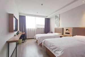Ένα ή περισσότερα κρεβάτια σε δωμάτιο στο GreenTree Inn Nanjing Dachang Getang Metro Station Express Hotel +141 φωτογραφίες