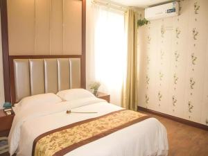 Un ou plusieurs lits dans un hébergement de l'établissement GreenTree Inn JiangSu Wuxi Jiangyin City QinGYAng Town Fuqian Road Express Hotel