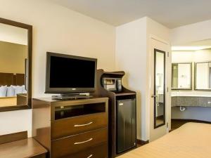 Μια τηλεόραση ή/και κέντρο ψυχαγωγίας στο Quality Inn & Suites near Panama City Beach