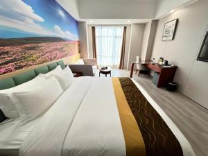 a hotel room with a large bed and a desk at Shenzhen Bao Yue Hotel in Bao'an +252 photos