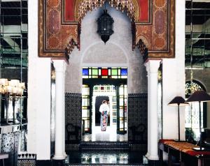 une femme traversant une pièce en vitrail dans l'établissement Palais Faraj Suites & Spa, à Fès 37 autres photos