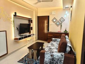 プリーにあるThe kefi beach side homestayのソファとテレビのあるリビングルーム