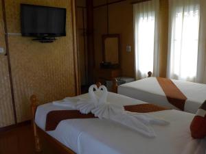- 2 lits dans une chambre d'hôtel avec des serviettes blanches dans l'établissement Natura Maerim Resort, à Ban Nong Pla Man (1)