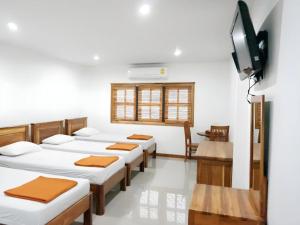 Cette chambre comprend 4 lits et une télévision. dans l'établissement Thongphaphum Place, à Thong Pha Phum 40 autres photos