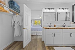 eine Küche mit weißen Schränken und einem Waschbecken und ein Badezimmer in der Unterkunft Mala o Kilauea Nature Retreat in Pahoa + 52 Fotos