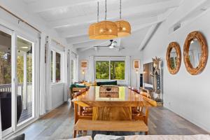 ein Esszimmer mit Tisch und Couch in der Unterkunft Mala o Kilauea Nature Retreat in Pahoa