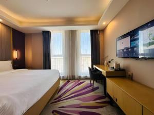 Телевизор и/или развлекательный центр в Lavande Hotels Tianjin Huaming Binhai International Airport