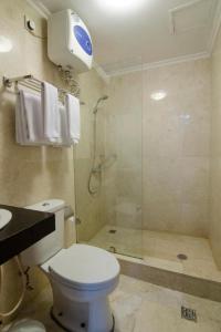une salle de bains avec douche, toilettes et lavabo dans l'établissement Great Western Hotel & Resort Serpong - Tangerang, à Warungmangga