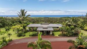 eine Luftansicht eines Hauses auf einer unbefestigten Straße in der Unterkunft Mala o Kilauea Nature Retreat in Pahoa
