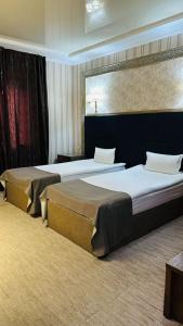 比什凯克Astor Hotel & Spa的一间酒店客房,房间内设有两张床 更多37张照片