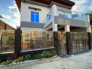 a house with a fence in front of it at Casa MiKulai in Aliang