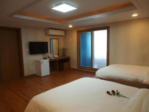 Postel nebo postele na pokoji v ubytování CJ Tourist Hotel