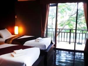 Una cama o camas en una habitación de Thaton Hill Resort